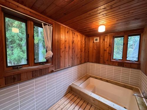 Cabin D 3min walk Lake Saiko remote work BBQ, 5min drive Kawaguchi Lake Mt Fuji view in Saiko Lake