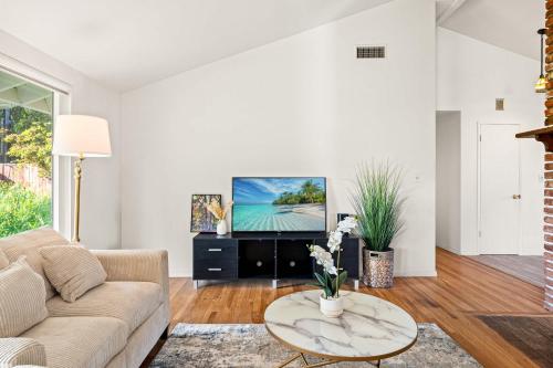 Perfect Family Home with Fireplace & Spacious Yard in Duarte (CA)