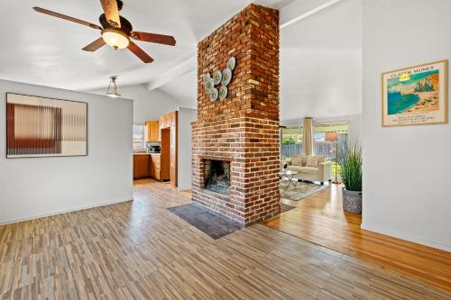Perfect Family Home with Fireplace & Spacious Yard in Duarte (CA)