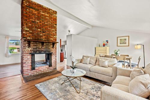 Perfect Family Home with Fireplace & Spacious Yard in Duarte (CA)