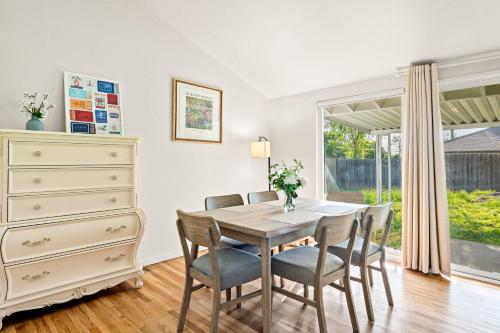 Perfect Family Home with Fireplace & Spacious Yard in Duarte (CA)