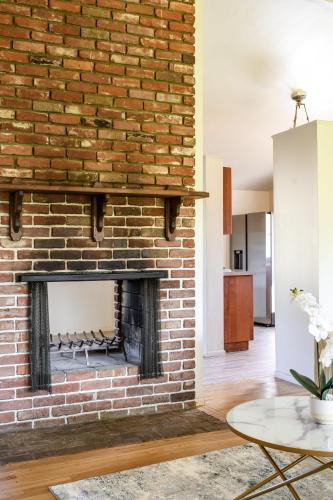 Perfect Family Home with Fireplace & Spacious Yard in Duarte (CA)