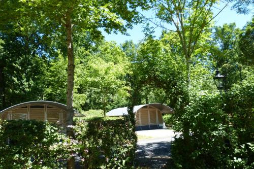 Chateau-camping la Grange Fort, 63500 Les Pradeaux