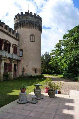 Chateau-camping la Grange Fort, 63500 Les Pradeaux