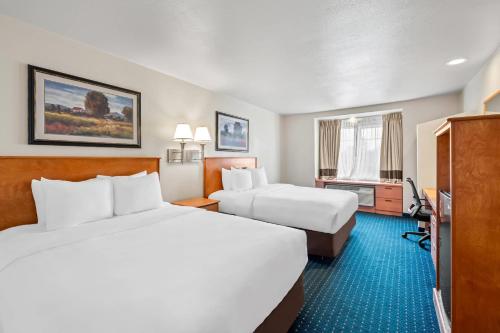 Comfort Inn & Suites Salinas City Center Area Room Type - Queen Room with Two Queen Beds - Non-Smoking