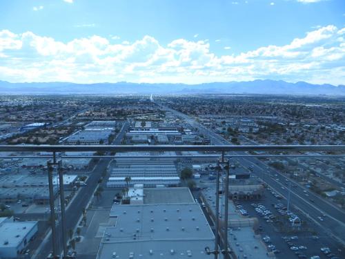 Palms Place 33rd Floor with Mountains Views