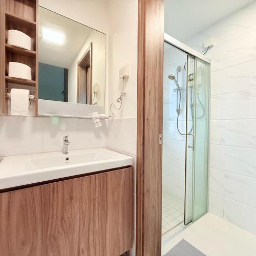 ฝักบัว, บ้านเดี่ยว 2 ห้องนอน 1 ห้องน้ำส่วนตัว ขนาด 56 ตร.ม. – จีแลงพาทา/เลโก้แลนด์ (Regalia Park Condo Near Beach) near ทางด่วนเซคกั้น ลิงค์