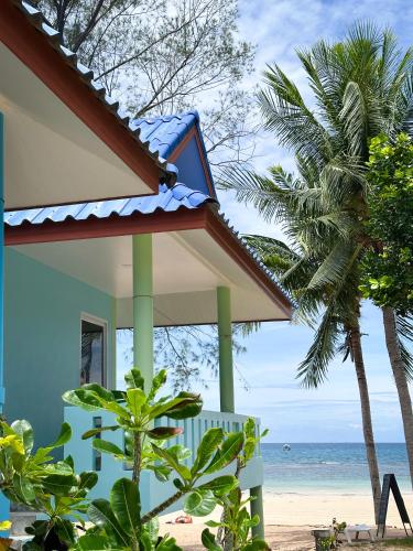 O'chai Bungalows near Nang Yuan Island