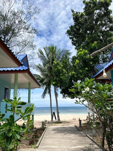O'chai Bungalows near Nang Yuan Island