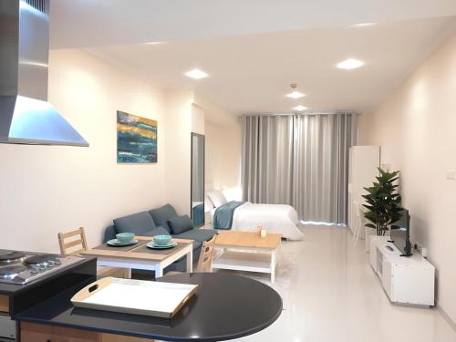 Quickstay holiday homes Stylish Studio Silicon Oasis-124, Dubaj