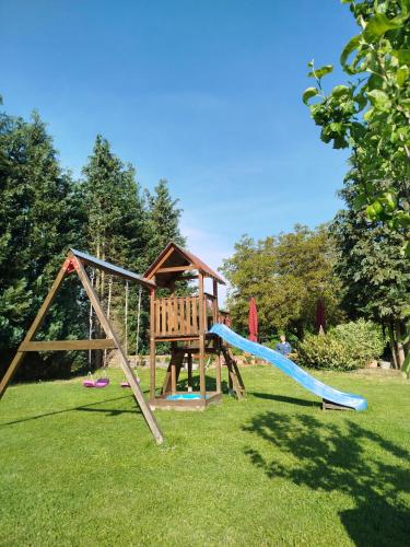 Játszótér, Cafe und Hotel Zum Grunen Baum in Neustadt Bei Coburg