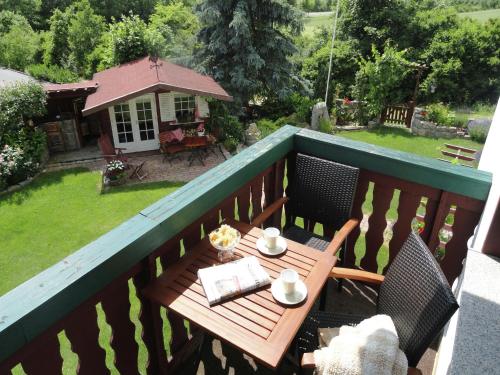 陽台/露台, Wohnung mit Terrasse in Zeil am Main in 美因河畔蔡爾