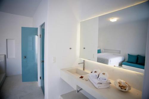 Apartment with Side Sea View image 8