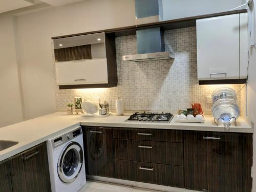 ห้องครัว, Luxury 1BHK Apartment - Modern Chic & Cozy Stay in ราฟีบล็อก