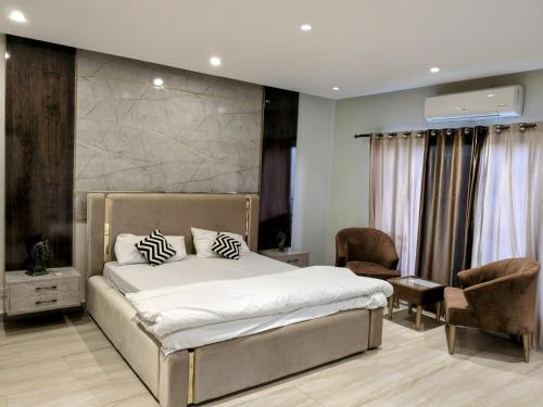 Luxury 1BHK Apartment - Modern Chic & Cozy Stay in ราฟีบล็อก