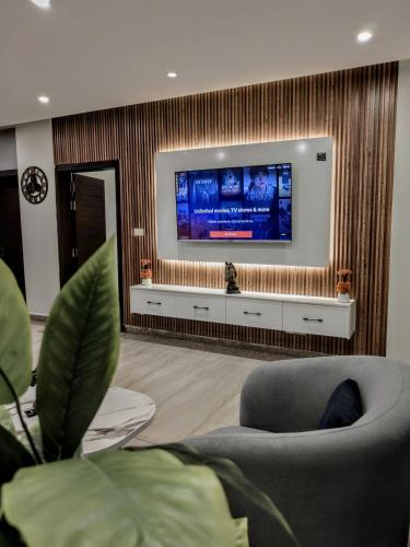 ห้องส่วนกลางสำหรับนั่งเล่น/ดูทีวี, Luxury 1BHK Apartment - Modern Chic & Cozy Stay in ราฟีบล็อก