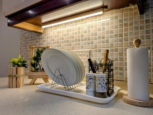 Luxury 1BHK Apartment - Modern Chic & Cozy Stay in ราฟีบล็อก