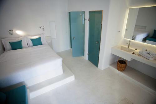 Apartment with Side Sea View image 9