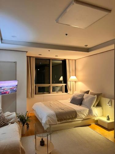 강남 신사 가로수길 코앞 대로변 안심귀가 New & Cozy Stay #1min to Sinsa Garosu-gil # Gangnam Quiet City View, Seoul (photo 2)