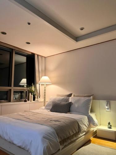 강남 신사 가로수길 코앞 대로변 안심귀가 New & Cozy Stay #1min to Sinsa Garosu-gil # Gangnam Quiet City View, Seoul (photo 5)