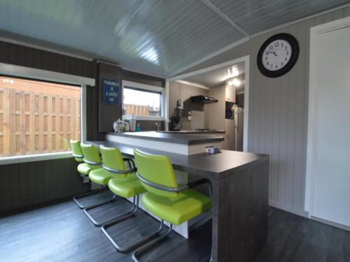 Konyha, Modern waterfront chalet in Geel