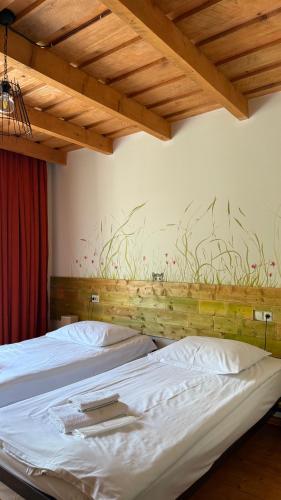 2 twin beds