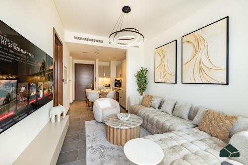 Stylish 1BR with City and Partial Burj View by BMS, Дубай
