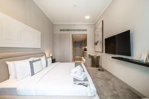Airstay - Studio with Pool Views - Next to Circle Mall - Monthly Offer Available, Dubai (photo 3)