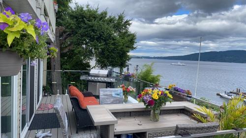 Erkély/terasz, Stunning oceanfront home 4br3b sunrise beachcombing near Bamberton Park in Brentwood Bay