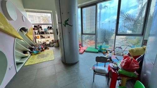 Beach front 20th floor 3R suite w parking in 바트 얌