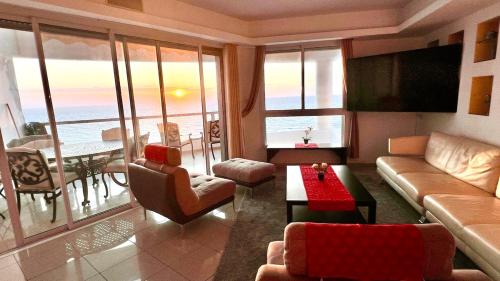 Beach front 20th floor 3R suite w parking in 바트 얌