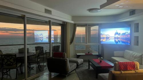 Beach front 20th floor 3R suite w parking in 바트 얌