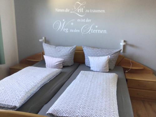 2 bedrooms, 4 beds