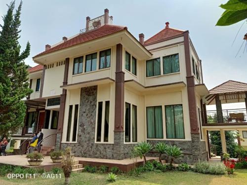 Villa Marwah Bandung - Big Spacious Private Swimming Pool Mountain View