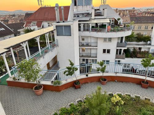 Rooftop City Residence with Underground Parking - image 11