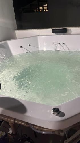 Casa de alto padrão com hidromassagem aquecida aceita pet perto da praia