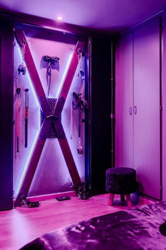 設施, Love Room Escale du Désir - Balançoire, croix de Saint André - Fauteuil Tantra - CROISEE DES PARCS (Love Room Escale du Desir - Balancoire d'amour, Croix de Saint Andre, Menottes et Fauteuil Tantra - ) in 涅代爾布龍萊班