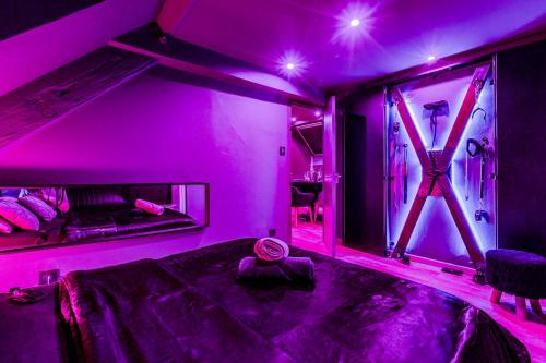 Love Room Escale du Désir - Balançoire, croix de Saint André - Fauteuil Tantra - CROISEE DES PARCS (Love Room Escale du Desir - Balancoire d'amour, Croix de Saint Andre, Menottes et Fauteuil Tantra - ) in 涅代爾布龍萊班