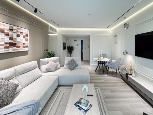 Damac Maison Canal Views Luxe Waterfront 2BR APT with Office -Sleeps 6 Guests, Dubaï (photo 7)