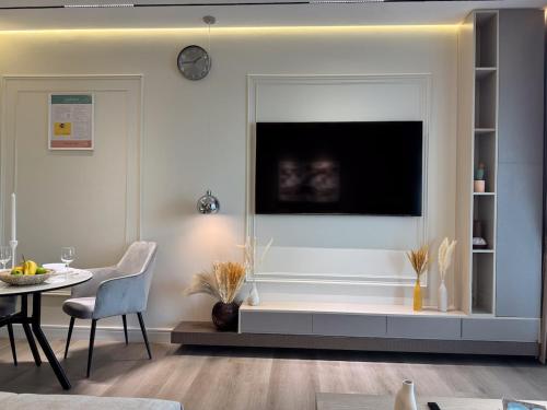 Damac Maison Canal Views Luxe Waterfront 2BR APT with Office -Sleeps 6 Guests, Dubaï (photo 8)