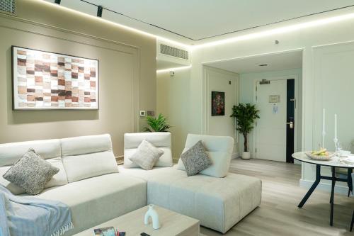 Damac Maison Canal Views Luxe Waterfront 2BR APT with Office -Sleeps 6 Guests, Dubai