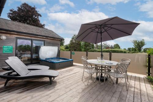 Dış Görünüm, Tor Farm Lodges - Private Hot Tubs, Shared Seasonal Outdoor Pool, Dog Friendly in Cheddar