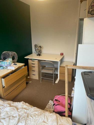 Comfortable Cat-Friendly Stay with Garden & Parking, Manchester (photo 10)