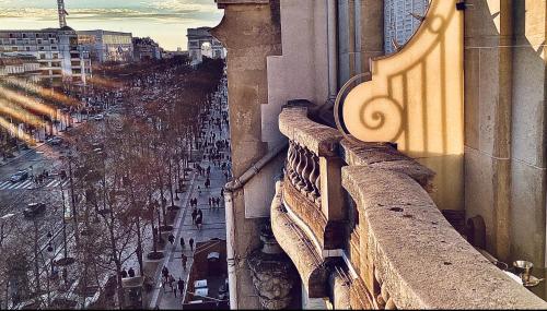 BALCONY- AVENUE -CHAMPS ELYSEEs - image 3