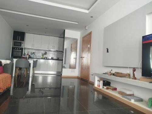 Sofia Évora Spínola (Sofia Evora Spinola) in โมสเตย์โรส