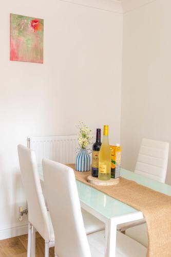 Peaceful 2BR Retreat w Garden Near Oxford in Newland