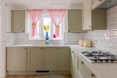 Peaceful 2BR Retreat w Garden Near Oxford in Newland