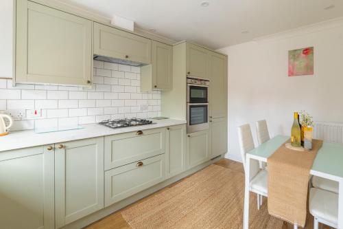 Peaceful 2BR Retreat w Garden Near Oxford in Newland