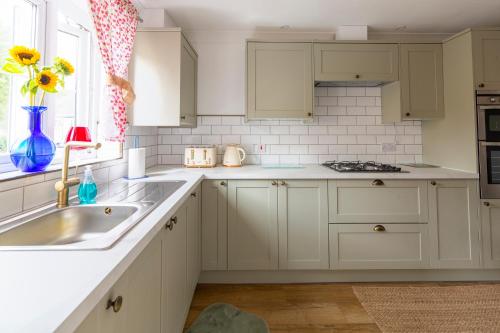 Peaceful 2BR Retreat w Garden Near Oxford in Newland