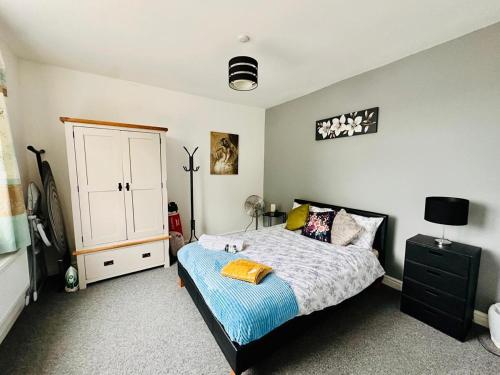 #56 Stylish 4-Bed House Free Parking Near Shops